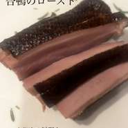 皮目をパリパリにお肉はしっとりと
これからの季節にピッタリな一品。合鴨好きのお客様からのリピート率は高いのも納得