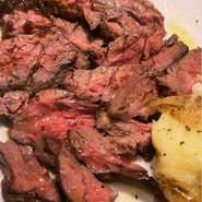 牛肩ロースを贅沢に!
グスターレ自家製ローストビーフへ