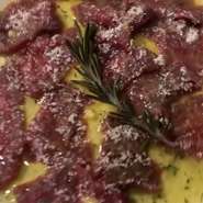 ジビエファンに大人気の一品。とろけるようなエゾ鹿の赤身の柔らかさを是非堪能してください