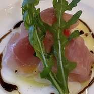 定番の一品。裏メニューではハモンセラーノも御座いますので、一声おかけください