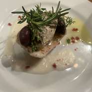 当店の大人気メニューのひとつ。
田舎風パテ。しっとりと焼きあげております
ぜひ、ぜひお試しください