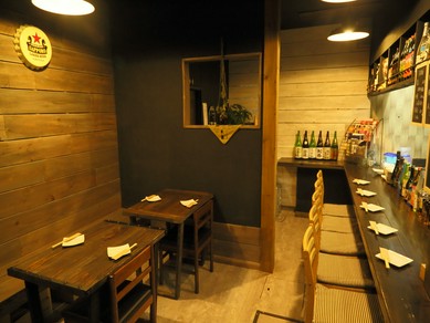 温かみのあるアットホームな店内でくつろぐ