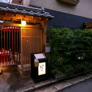 2017年7月にオープンした【猩々】は、駅近くでありながら静かな、凛とした風情で佇む一軒家です。日常の喧騒から遠ざかり、目と舌で楽しめる料理を味わえば、心も身体も癒されます。