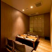 落ち着いた静謐な空間を確保し、行き届いた接客でお客様に極上の時間を提供します。『黒毛和牛』『伊勢海老』などの特選素材を月替わりの会席料理でゆったりと堪能できます。

