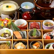 「十二品目御総菜」「小鍋」「釜炊き銀シャリ」「味噌汁」「甘味」と、夜の会席にも劣らない品数の料理が楽しめる大変人気の松花堂ランチは要予約。『梅』2500円より、和牛ステーキが入る『松』5000円まで揃います。