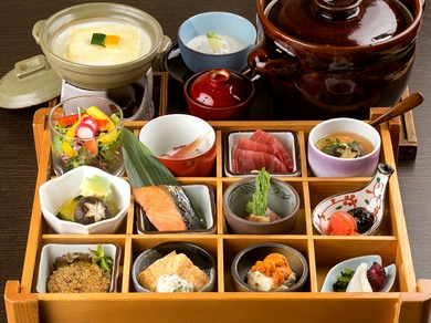 人気の松花堂ランチを予約して、青山での贅沢なデート