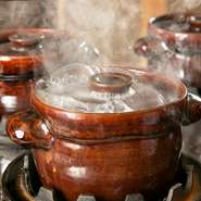 オープン当初より「新潟県南魚沼産コシヒカリ」をお一人分ずつ、土鍋で一気に炊き上げてご提供しています。今後は全国各地のおいしいお米を厳選してお届けする予定です。