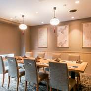 上品で和の情趣にあふれた店内は静かでプライベート空間が保たれ、大切なおもてなしの機会にふさわしい場となっています。季節の美食を心ゆくまでご堪能ください。