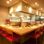 清潔感あふれるモダンな店内は、大切な人とのデートにも最適。一般的な焼肉店のイメージとは異なる洗練された雰囲気が、二人の素敵な時間を演出します。