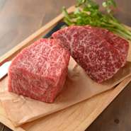 厳選した黒毛和牛を芝浦市場から直接買付けています。肉の熟成には、研究を重ねた本格的なドライエイジングを採用。酵素によりタンパク質が分解され、アミノ酸などの旨味成分が倍増した最高の状態で提供しています。