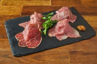 生ハム、スモークベーコン、冷製ローストビーフ、ボイルハム
すべて熟成黒毛和牛！お得な盛り合わせ
