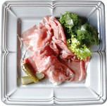 定番！和牛の甘さ際立つ【生ハム】
バラ肉を使ったうまみたっぷり【スモークベーコン】
もも肉を使い、しっとりした【冷製ローストビーフ】
どのお酒にもピッタリ【ボイルハム】