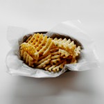 網状にカットしたポテトをカリッと仕上げたフライドポテト。