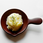 ジャガイモをローストし甘みを引き出し生クリームで滑らかに仕上げました。