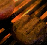 ステーキでお召し上がりいただく熟成和牛をお店でミンチに！
溶岩プレートでお好みの焼き加減でお召し上がりいただくスペシャルメニュー！