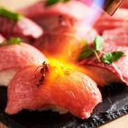 絶品！軽く炙った肉寿司は上質な脂の旨味を感じられる逸品です。