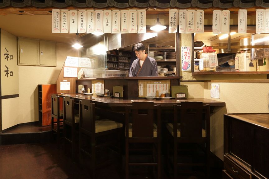 カウンター席は料理人との会話を交わすことができる特等席