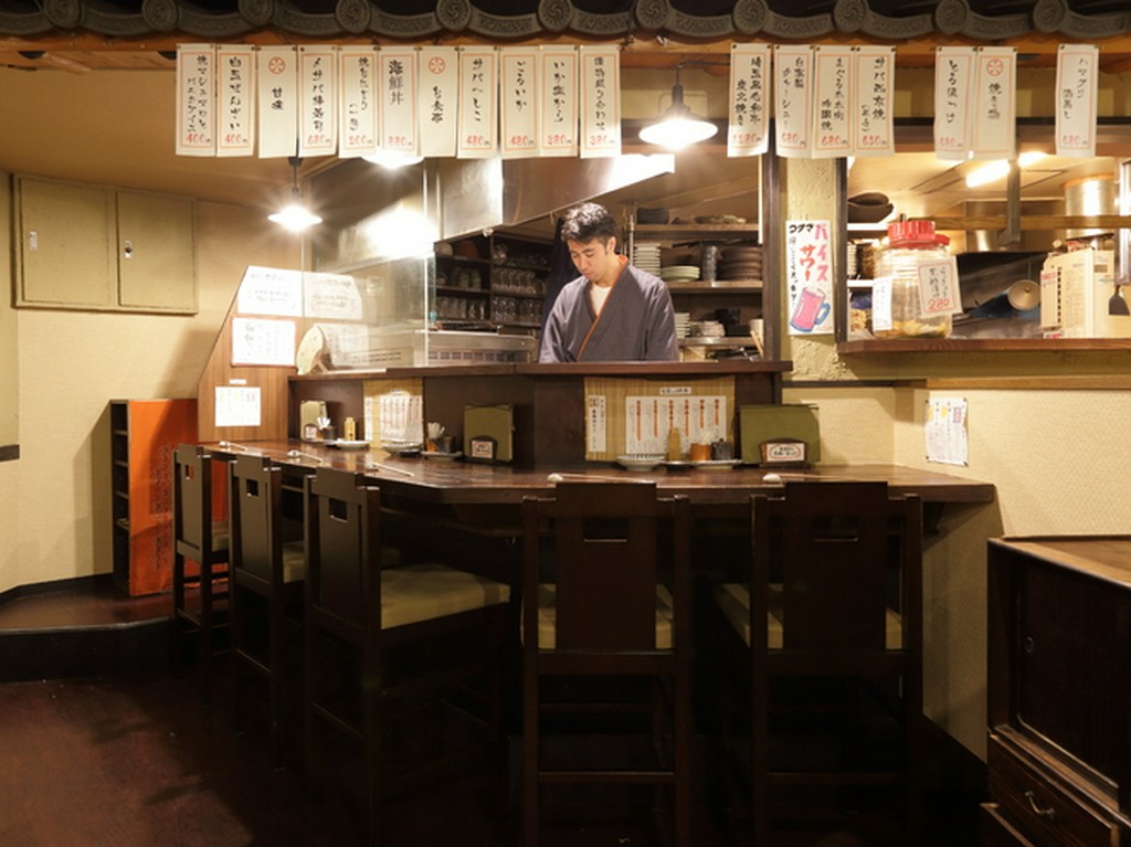 カウンター席は料理人との会話を交わすことができる特等席