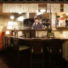 カウンター席は料理人との会話を交わすことができる特等席