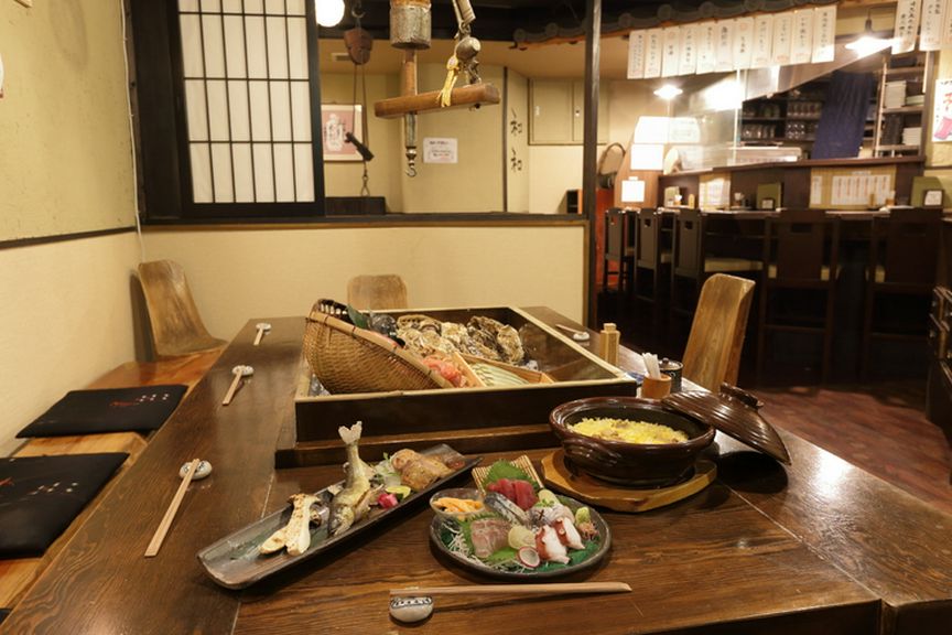 大囲炉裏を囲んで楽しいお酒のひととき