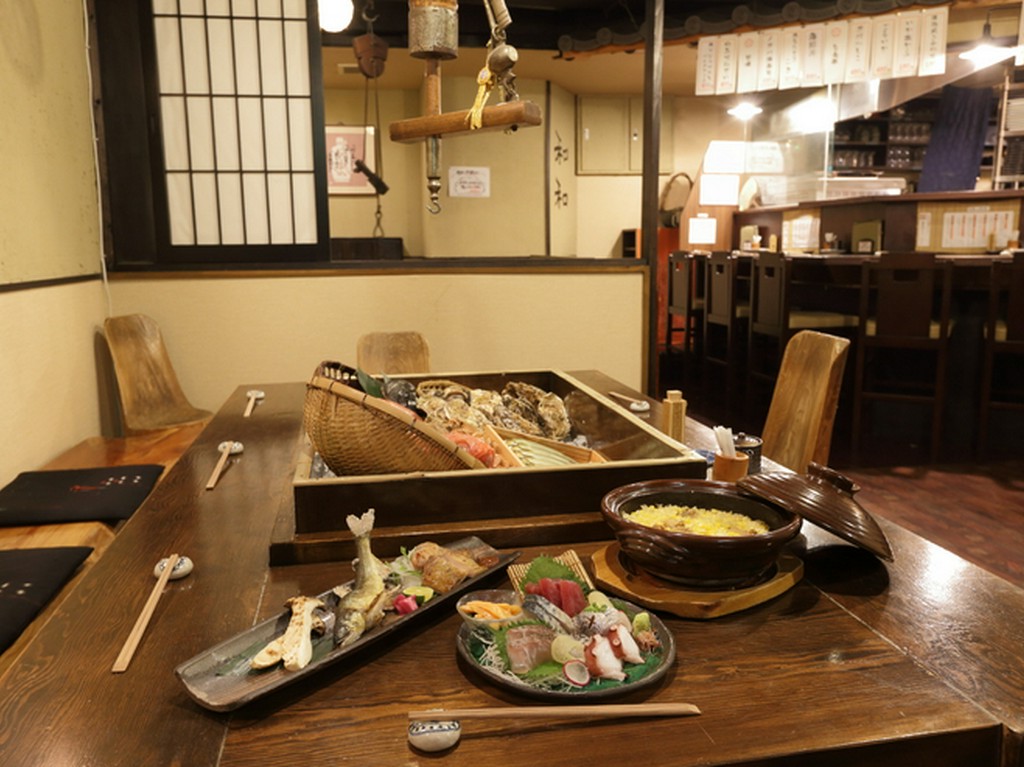 大囲炉裏を囲んで楽しいお酒のひととき