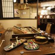 大囲炉裏を囲んで楽しいお酒のひとときを過ごしませんか。仲間同士の賑やかな宴の席にもってこいです。冬季には、特大の田舎鍋を使って鍋料理も堪能できます。