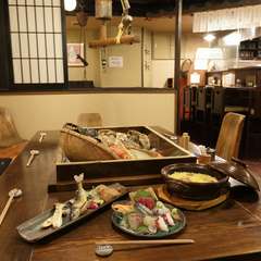 大囲炉裏を囲んで楽しいお酒のひととき