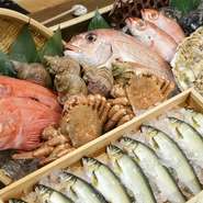 毎日市場から仕入れる「鮮魚」「野菜」が、当店いちおしのこだわり食材。旬のものを積極的に取リ入れることで、季節を感じることができるひと品をご用意しております。
