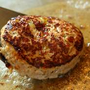 注文が入ってから焼き上げる『お好み焼き』に『ハンバーグ』、塩かソースを選べる『焼きそば』も絶品です。香ばしい香りと湯気のライブ感が、食欲のみならず五感をも刺激します。