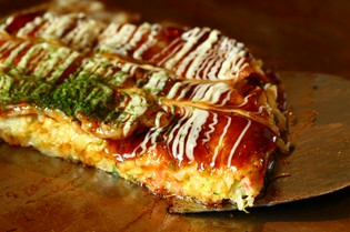 香ばしさとふわふわ食感を愉しむ『お好み焼き』