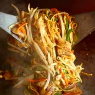 鉄板だからこそ出せる香ばしい一品。野菜と麺を鉄板で躍らせ、まんべんなくソースを絡めた定番の美味しさです。王道のソース焼きそばも美味しいですが、塩ダレのさっぱり味が人気です。