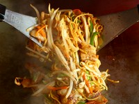 鉄板だからこそ出せる香ばしい一品。野菜と麺を鉄板で躍らせ、まんべんなくソースを絡めた定番の美味しさです。王道のソース焼きそばも美味しいですが、塩ダレのさっぱり味が人気です。