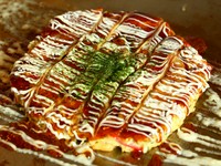 外はカリッ、中はふんわり。オタフクソースをベースとした自家製ソースと、キャベツがたっぷり入ったお好み焼きはサッパリとした食後感です。プロが焼き上げる、本当に美味しいお好み焼きを堪能できます。