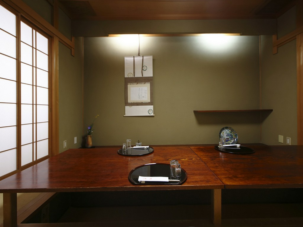 二階にある静かな和室で、食事と会話を楽しんで