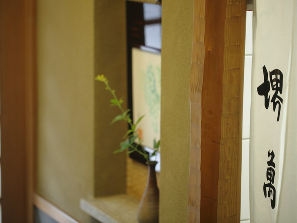 老舗ならではの風格を備え、街中にひっそりと佇む料亭