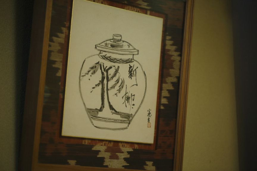 空間に品格を添える、さりげなく飾られた美術作品