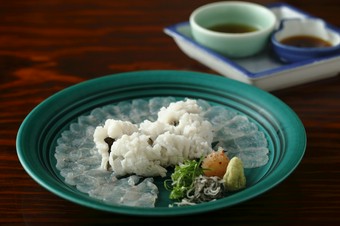 鮮度と骨切りの技が揃ってこそ味わえる逸品『鱧の薄造り』