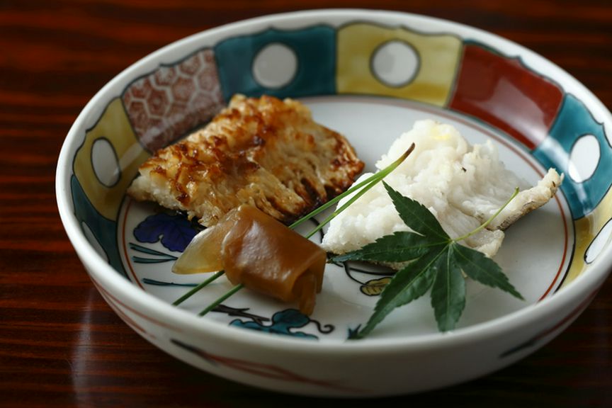 二つの異なる焼き物を楽しめる鱧の『源平焼き』