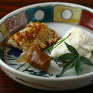 醤油ベースのタレをつけ、香ばしく焼き上げた『つけ焼き』、もう一方は鱧そのものの旨味を『塩焼き』で引き出して。薄切り生姜を醤油と砂糖で炊いた『べっこう生姜』も、爽やかな辛味とシャキシャキの食感が美味。