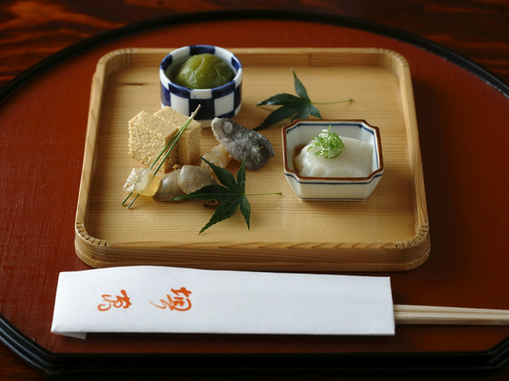 一人に鱧一匹丸ごと使うからこその珍味も味わえる『八寸』