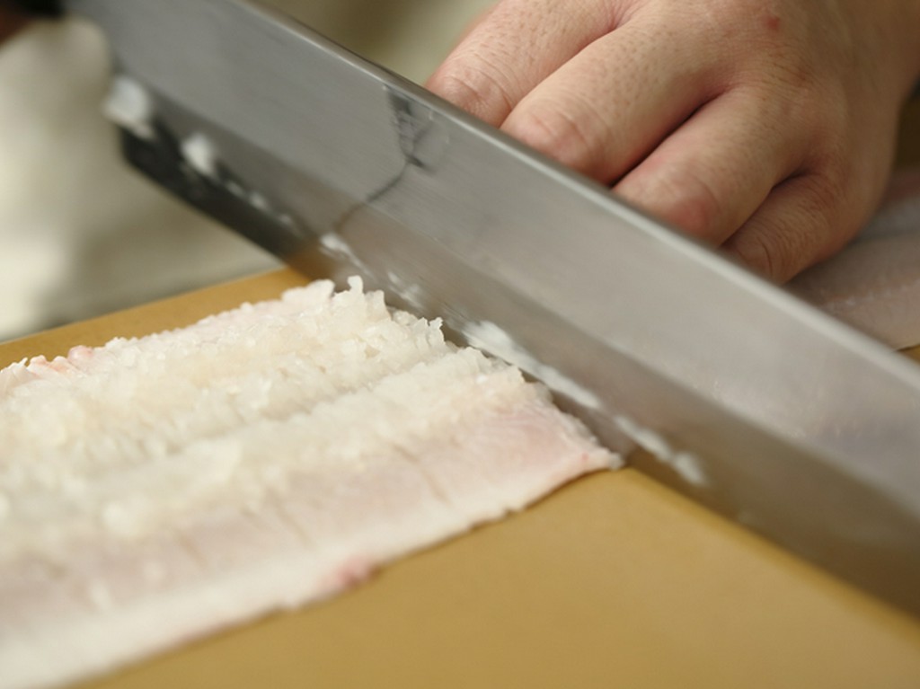 淡路島産の鱧は、一寸に24回包丁を入れる骨切りで独特の食感に
