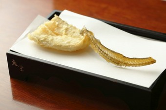 白身はふわっと、骨はパリパリに。料理長の技が冴える『きす』