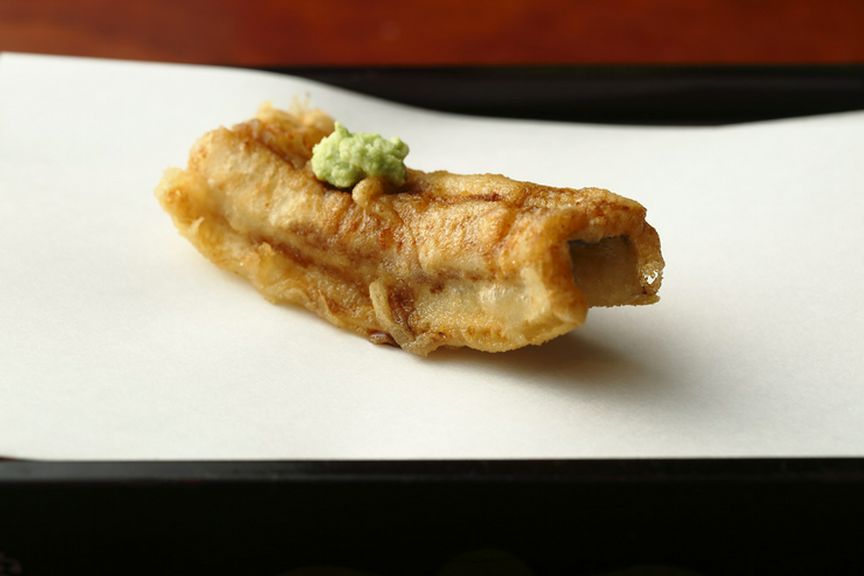 ひと刷毛の土佐じょうゆで香ばしさが引き立つ『穴子』