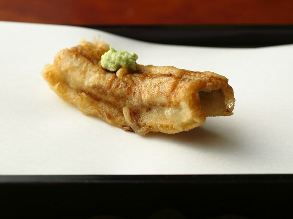 ひと刷毛の土佐じょうゆで香ばしさが引き立つ『穴子』