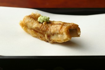 ひと刷毛の土佐じょうゆで香ばしさが引き立つ『穴子』