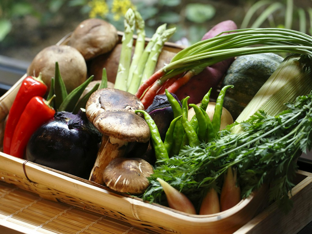 徳島の契約農家から仕入れる「しいたけ」、地元の「京野菜」