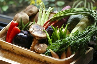 徳島の契約農家から仕入れる「しいたけ」、地元の「京野菜」