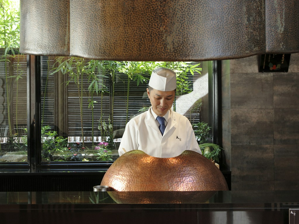 主役級の迫力に期待感が高まる銅でしつらえた揚げ場