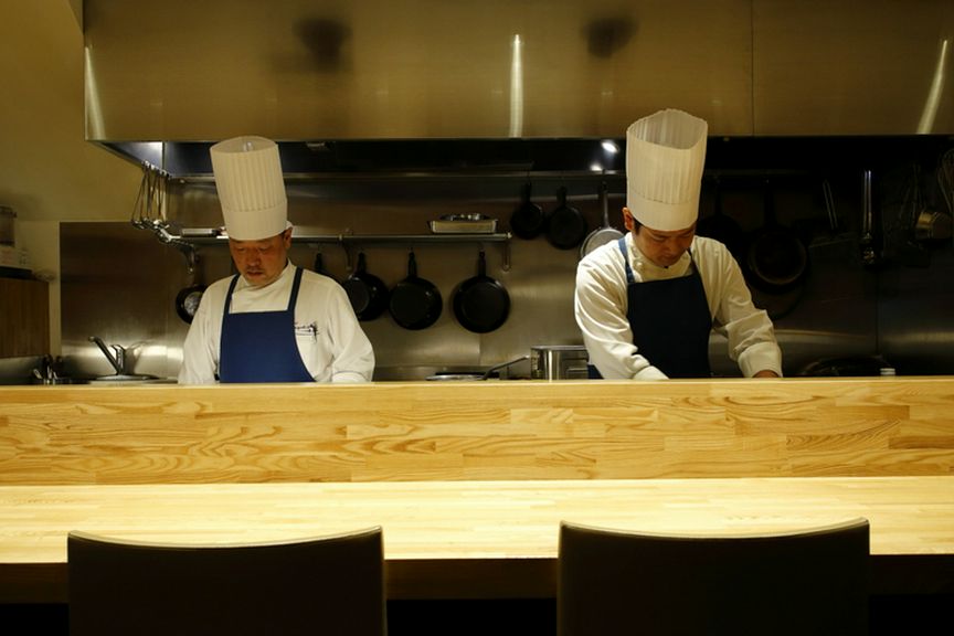 キッチンのライブ感に会話も弾むカウンター席