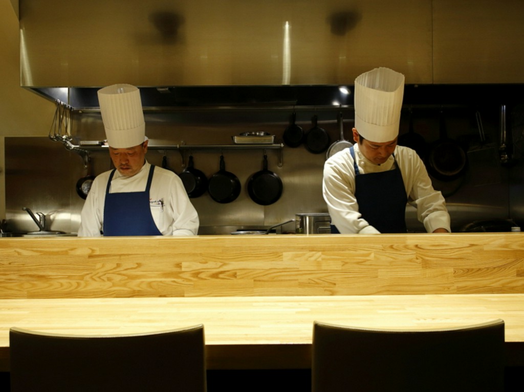 キッチンのライブ感に会話も弾むカウンター席